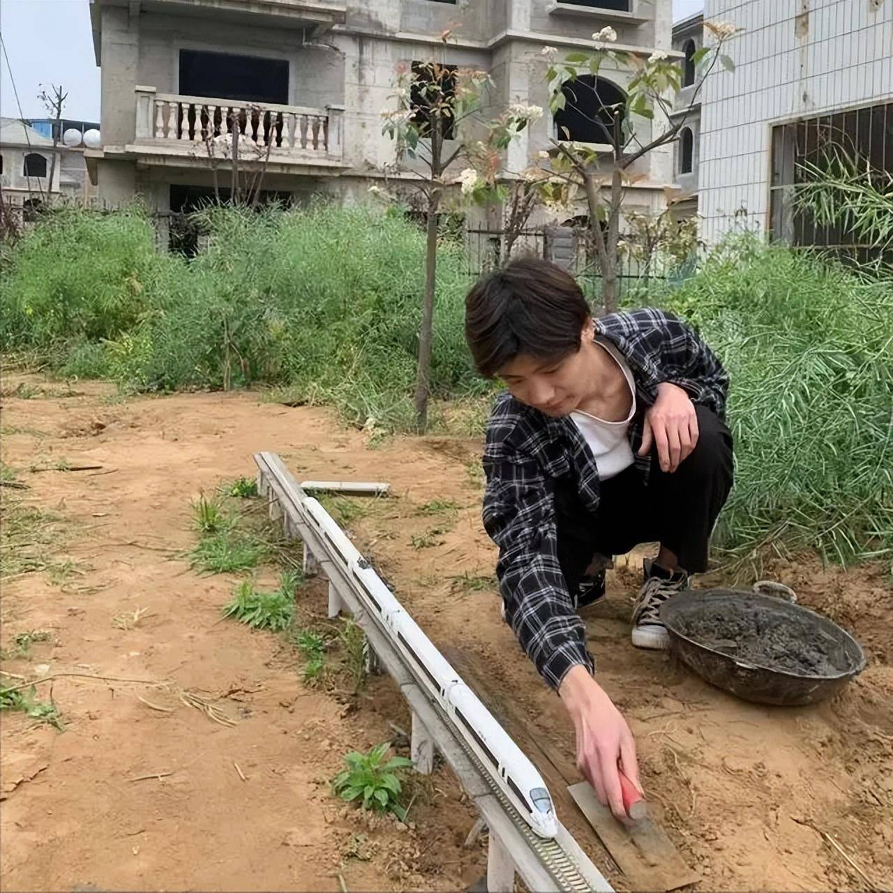 地建高铁穿隧道还能变轨网友:农村基建狂魔j9九游会真人游戏第一河南21岁小伙在菜(图9) 地建高铁穿隧道还能变轨网友:农村基建狂魔j9九游会真人游戏第一河南21岁小伙在菜(图9)