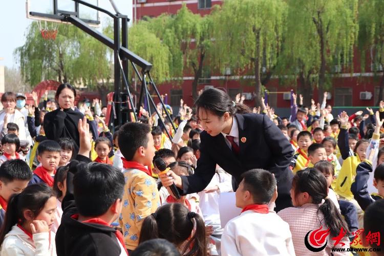 照校园 守护学子成长路_郓城_大众网j9九游会入口首页郓城县：法治阳光(图2)